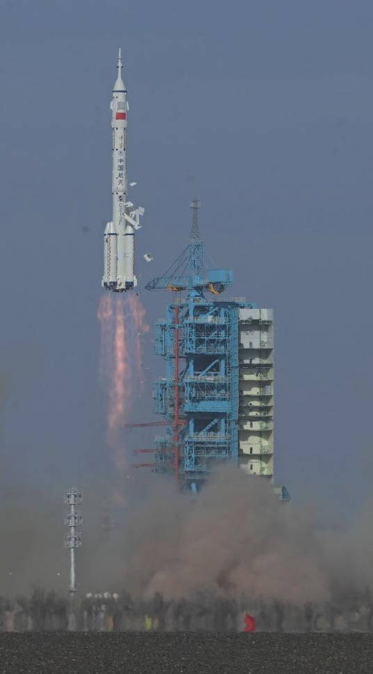 China envía nave espacial Shenzhou-22, primer lanzamiento de emergencia en su programa espacial